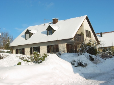 Verschneites Haus an Weihnachten 2001